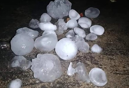 কেউ আগে এমন শিলাবৃষ্টি দেখেনি!